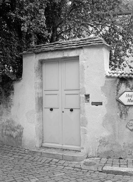 Petit portail dans clôture de la maison 3 rue d'Enfer (AB 369), portant sur le linteau la lettre 'T' et la date de la réfection '1729'.