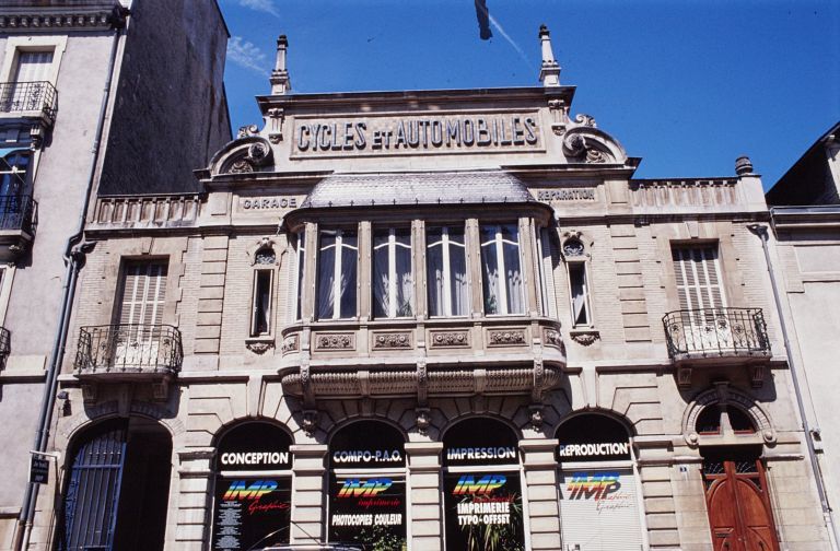 élévation principale, vue partielle en contre-plongée