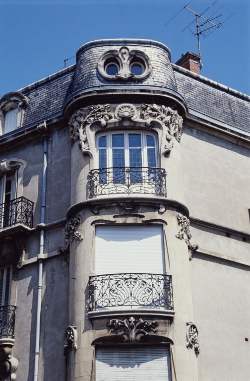 oriel de l'angle avenue Victor-Hugo et rue de Montmartre
