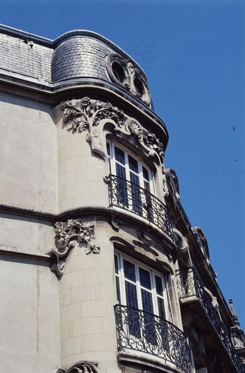 oriel de l'angle avenue Victor-Hugo et rue de Montmartre, détail