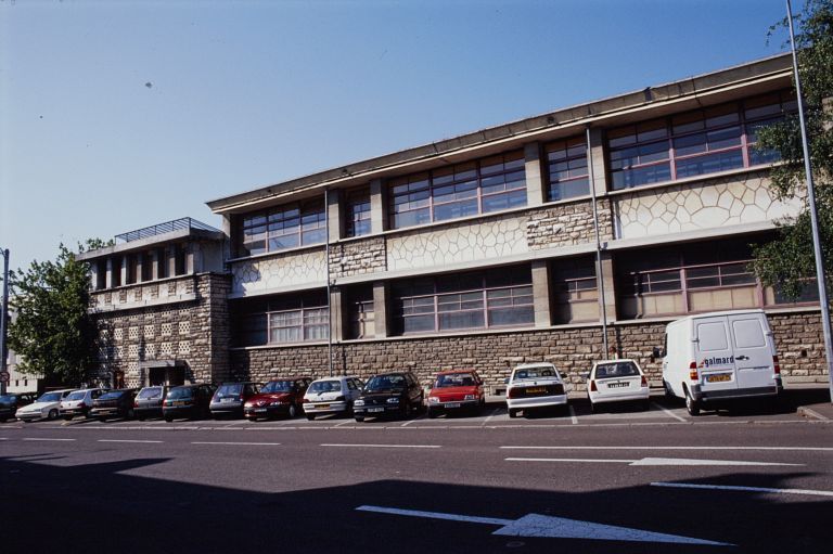 Vue d'ensemble des bâtiments côté faubourg Saint-Jean : ancienne salle des fêtes devenue gymnase et salles de classes