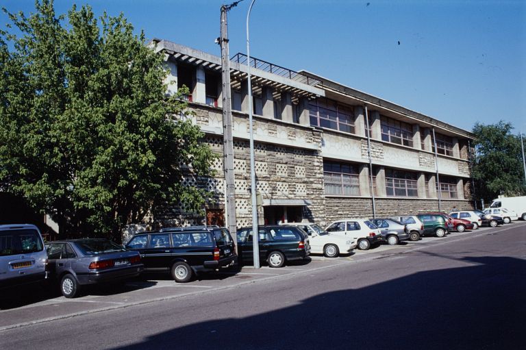 Vue d'ensemble des bâtiments côté faubourg Saint-Jean : ancienne salle des fêtes devenue gymnase et salles de classes