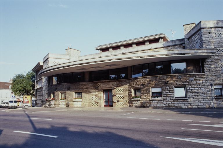 L'entrée principale de l'établissement, côté boulevard