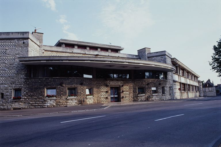 L'entrée principale de l'établissement, côté boulevard