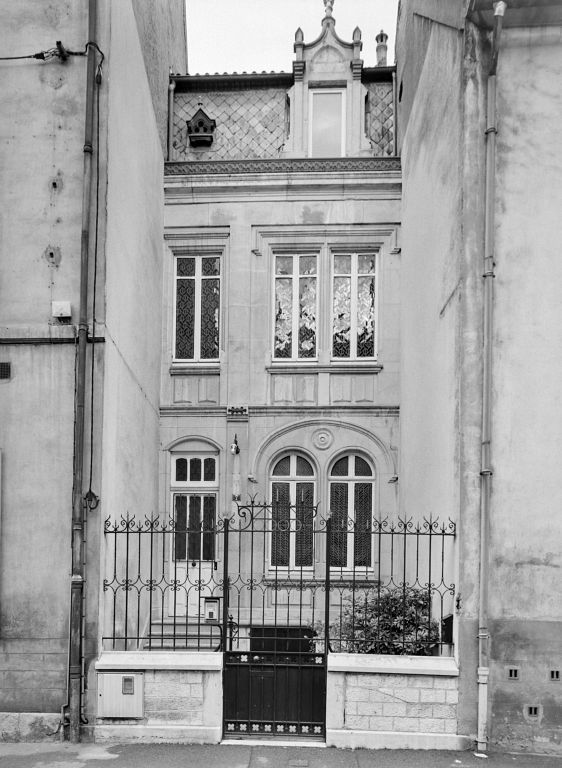 Maison 07 rue Thiers, façade néo-gothique (la seule intra-muros) plaquée contre un édifice du 17e siècle