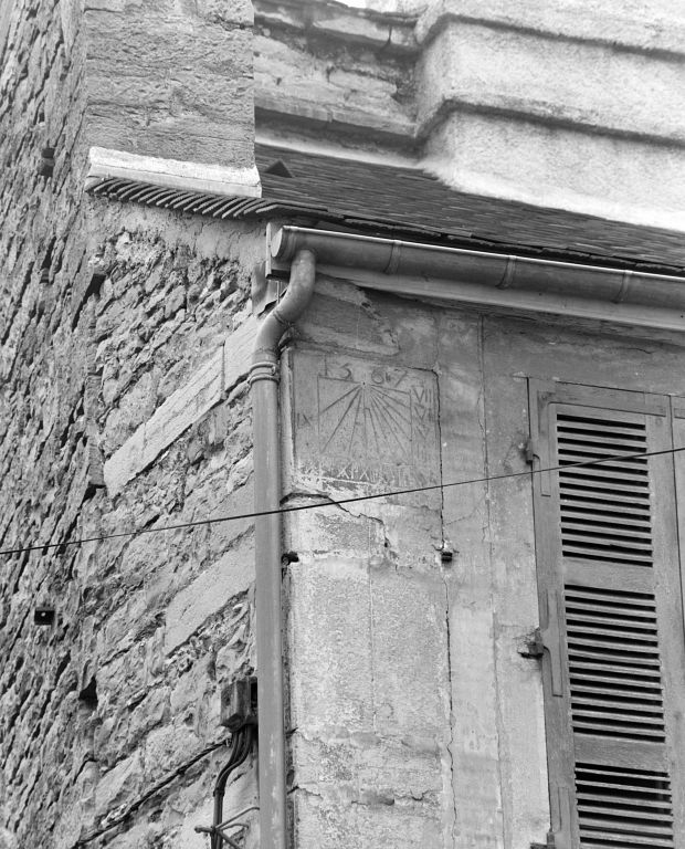 Maison 5 rue de Lorraine, logis arrière vers la petite place Monge, avec cadran solaire daté 1567