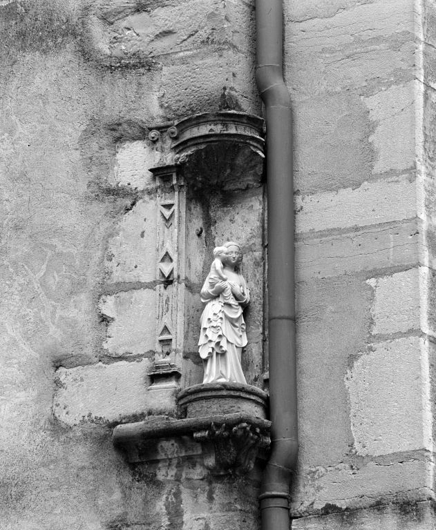 Maison 18 rue Maufoux, niche d'angle Renaissance conservée lors du remaniement de la façade en 1837