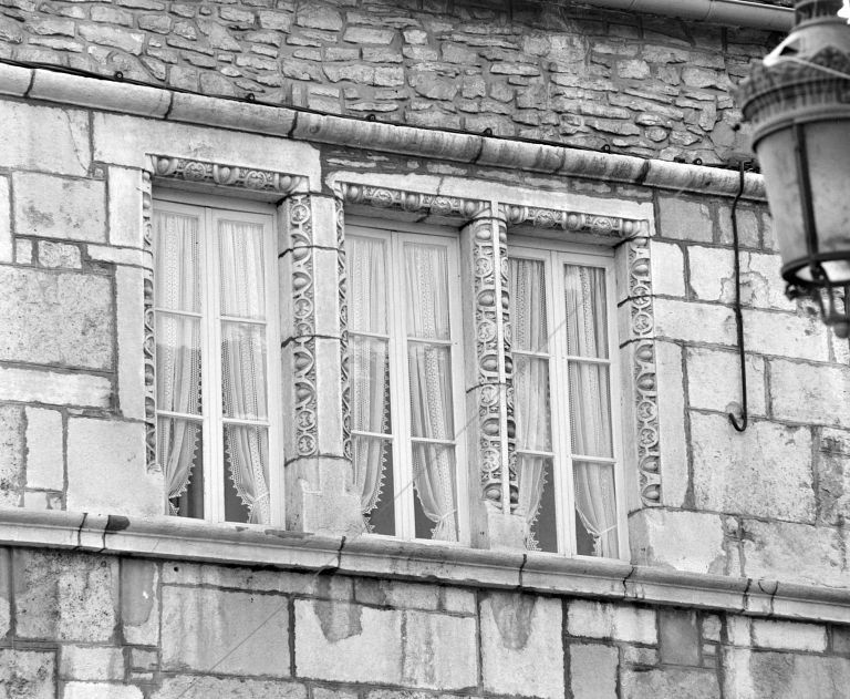 Maison 01 rue Pasumot, vue de détail de la façade sur rue : les baies ornées du 2ème étage