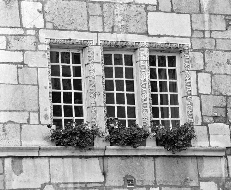 Maison 01 rue Pasumot, vue de détail de la façade sur rue : les baies ornées du 1er étage