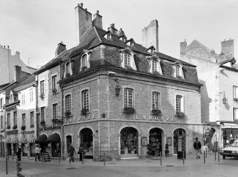 Maison 02 rue Pasumot, angle avec la place Carnot