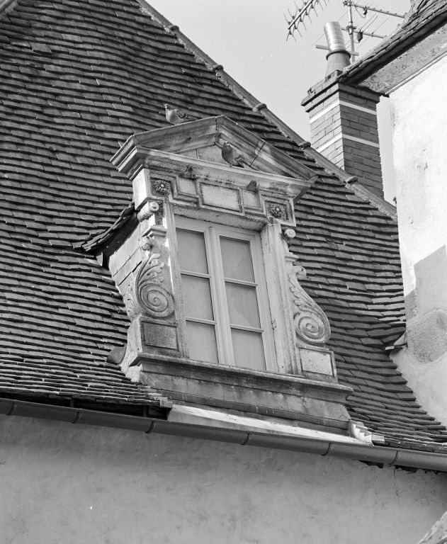 Maison 06 rue Sainte-Marguerite, lucarne du logis de gauche