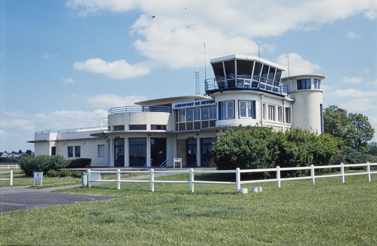 Aérogare de la Sangsue, actuellement aéroport de Nevers-Fourchambault