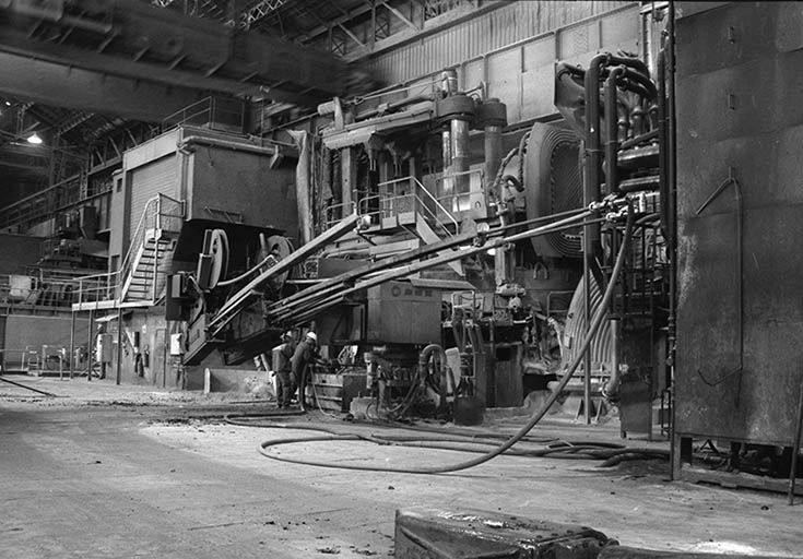 Le four électrique de 100 tonnes en activité.