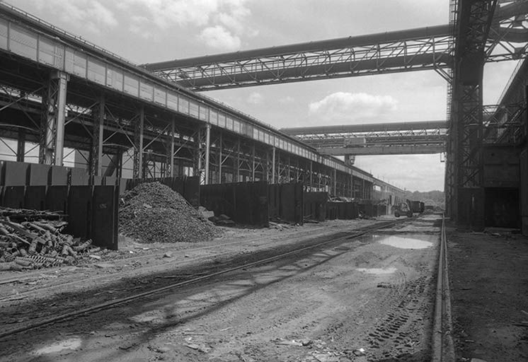 De gauche à droite, l'ancienne halle des gazogènes, le parc à riblons et la halle des fours.