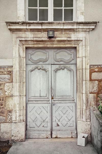 Bâtiment abritant le réfectoire de l'ancien monastère, détail d'une porte.