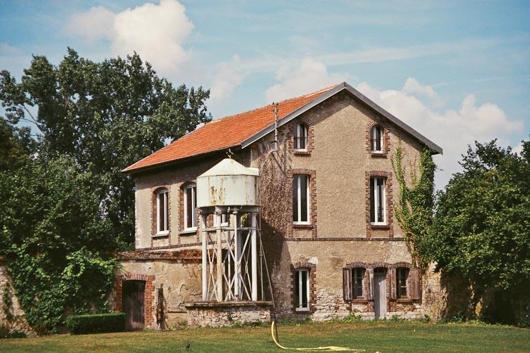 Maison adossée au mur de clôture nord.