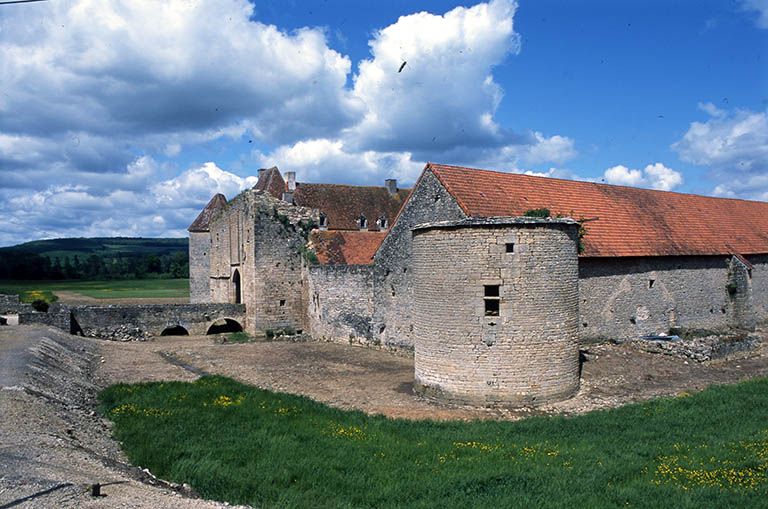 Tour sud-ouest et ouvrage d'entrée.