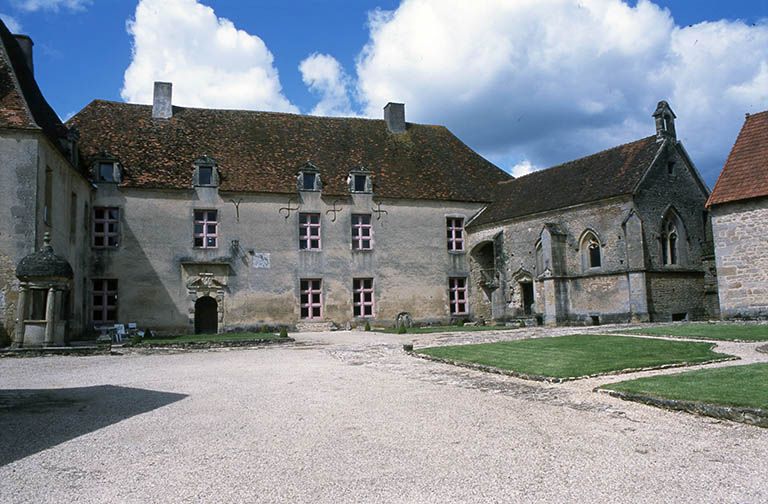 Cour intérieure : logis et chapelle.