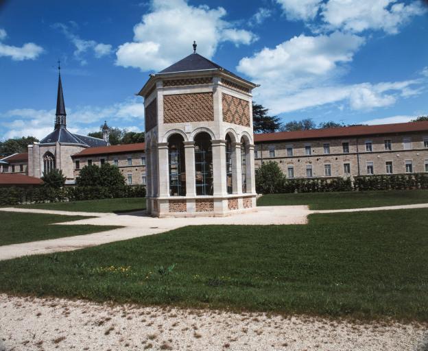 Aile droite du bâtiment construit par l'architecte Pierre-Paul Petit, et édicule abritant le Puits de Moîse au premier plan.