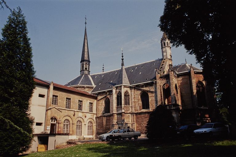 Chapelle néogothique construite par l'architecte Pierre-Paul Petit.