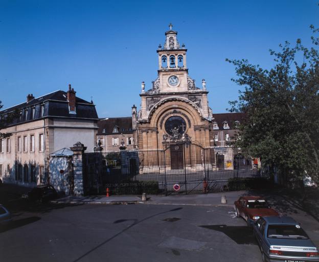 Vue d'ensemble avec la façade de la chapelle.