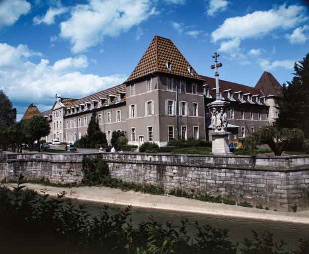 Façades postérieure (ouest) et latérale (sud).