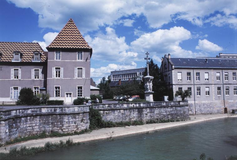 Façades postérieure (ouest) et latérale (sud).