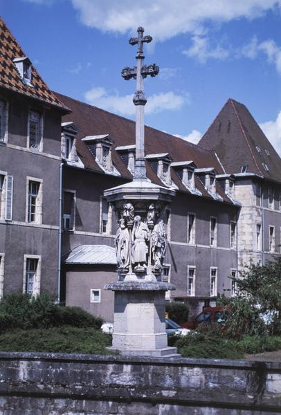 Croix de l'ancien cimetière.