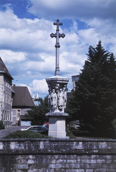 Croix de l'ancien cimetière.