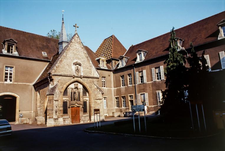 Deuxième cour et chapelle Sainte-Croix de Jérusalem.