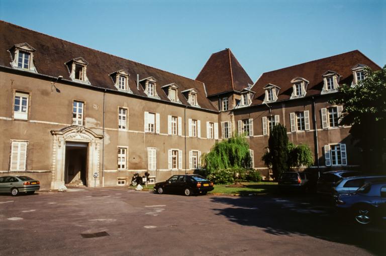 Première cour.