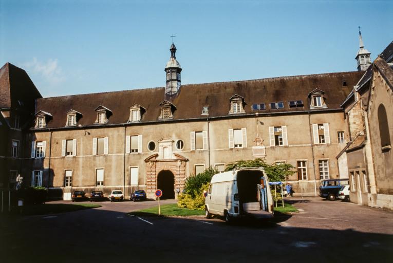 Cour au sud de la grande chapelle.