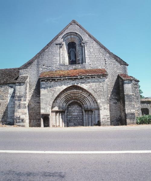 Pignon et portail principal.