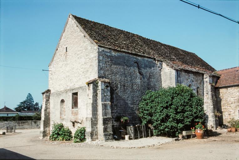 Vue du chevet et de la façade latérale.