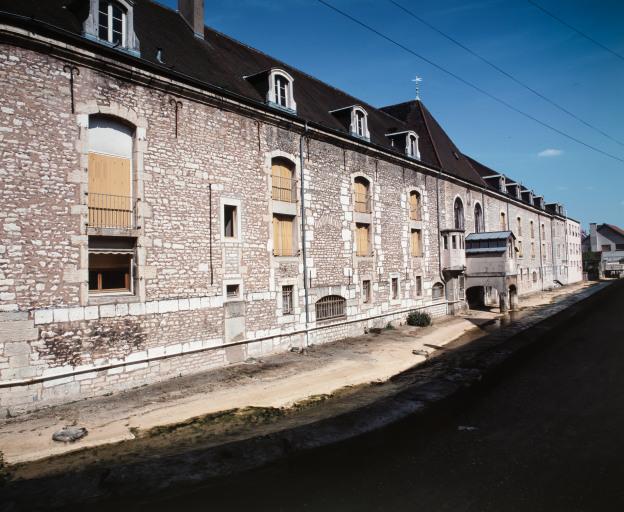 Façade postérieure des salles de malades, sur le Meuzin.