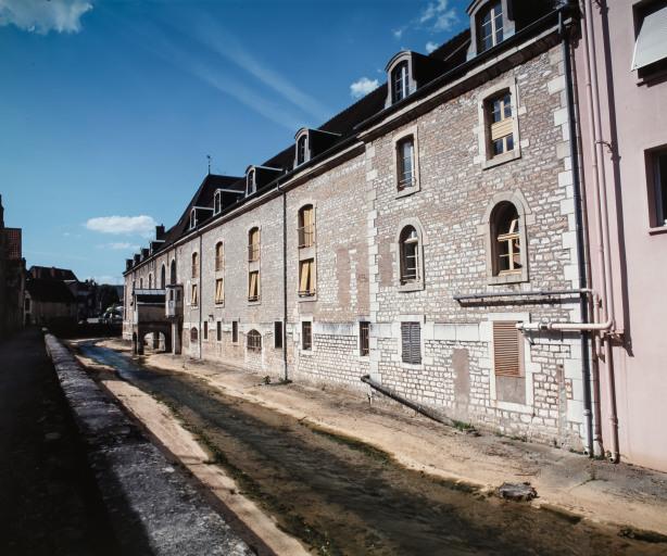 Façade postérieure des salles de malades, sur le Meuzin.