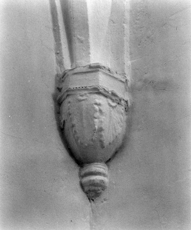 Ancienne église Saint-Etienne, bas-côté droit : culot antérieur droit