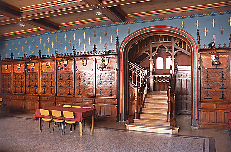 Salle de style néo-gothique, mur postérieur.