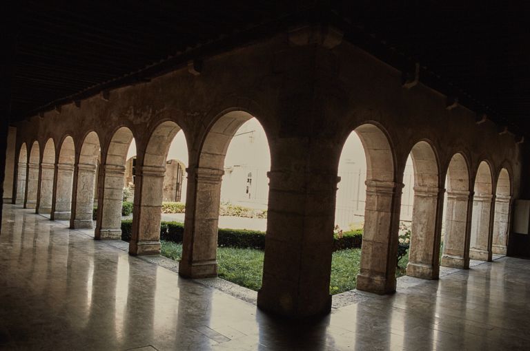 Bâtiment conventuel, galeries centrale et gauche du cloître