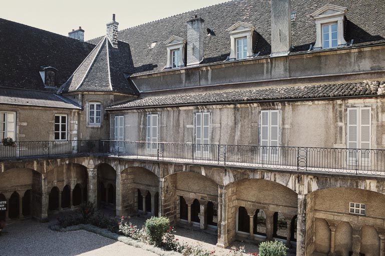 Bâtiment conventuel et cour du cloître : aile droite et corps principal.