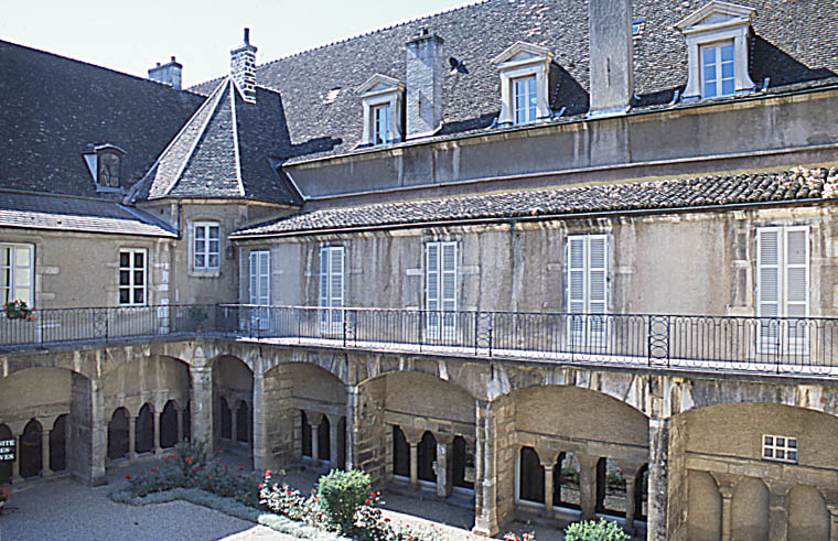 Bâtiment conventuel et cour du cloître : aile droite et corps principal.