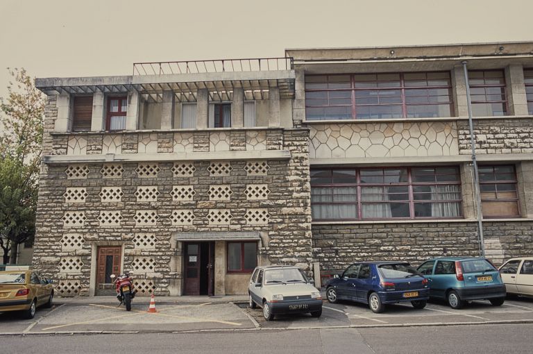 L'entrée de l'ancienne salle des fêtes devenue gymnase (côté faubourg saint-Jean). Au dernier niveau de ce bâtiment, l'appartement de la directrice (appelée aujourd'hui Principal)