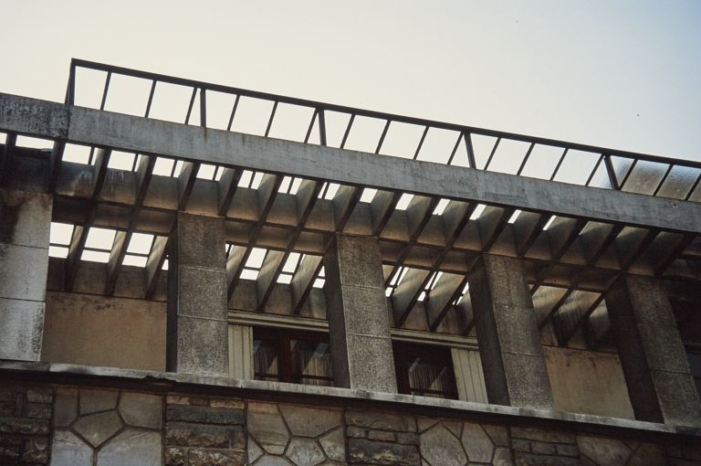 Dernier niveau du bâtiment (coté faubourg Saint-Jean) abritant la salle des fêtes devenue gymnase : l'appartement de la directrice (appelée aujourd'hui Principal)