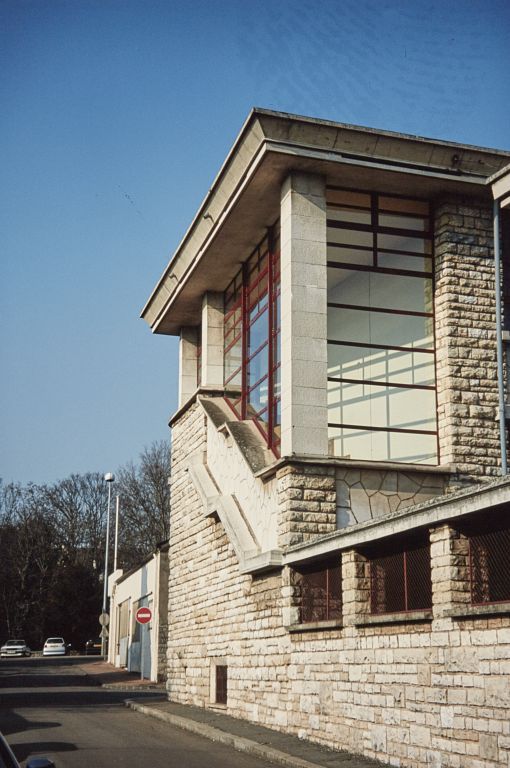 L'aile côté boulevard, composée de salle de classes : vue de la cage de l'escalier assurant la liaison entre le rez-de-chaussée et l'étage