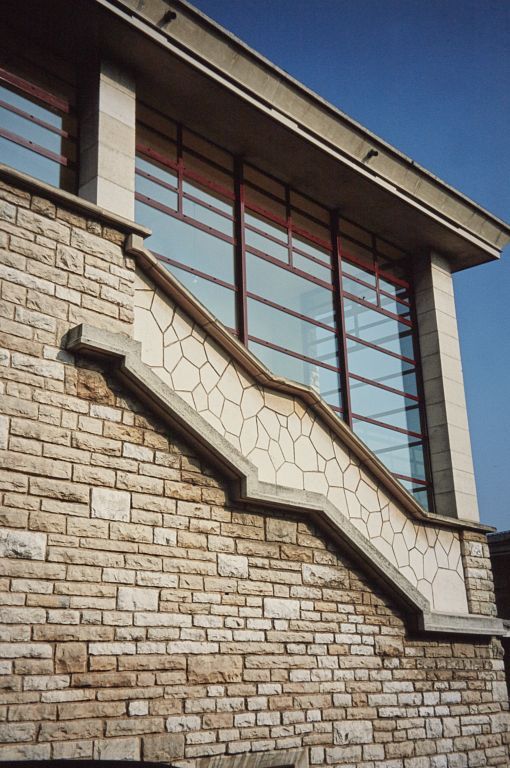 L'aile côté boulevard, composée de salle de classes : vue de détail de la cage de l'escalier assurant la liaison entre le rez-de-chaussée et l'étage