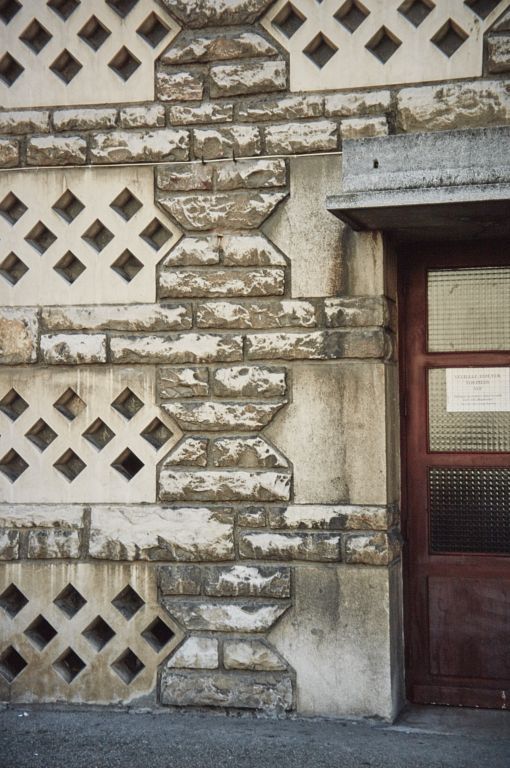 Vue de détail des matériaux employés : moellons de provenance locale et pièces en béton moulé