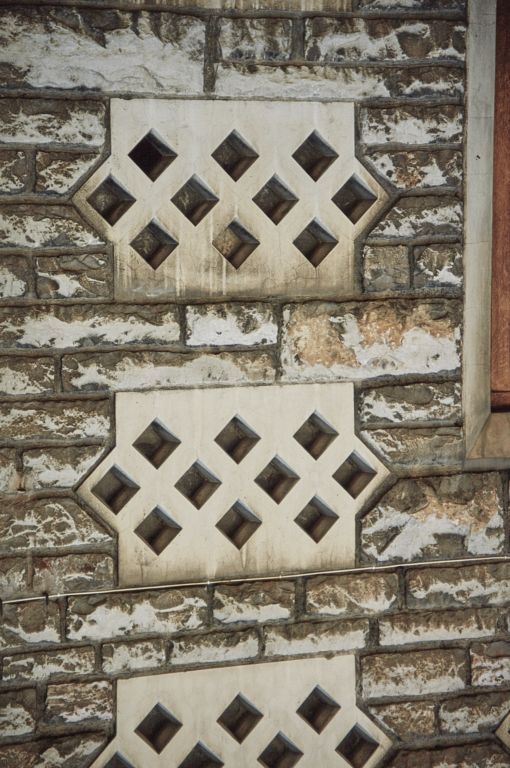 Vue de détail des matériaux employés : moellons de provenance locale et pièces en béton moulé