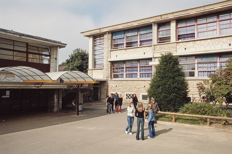 Vue côté cour de l'ancien gymnase aménagé en salles de classes et de l'aile côté boulevard