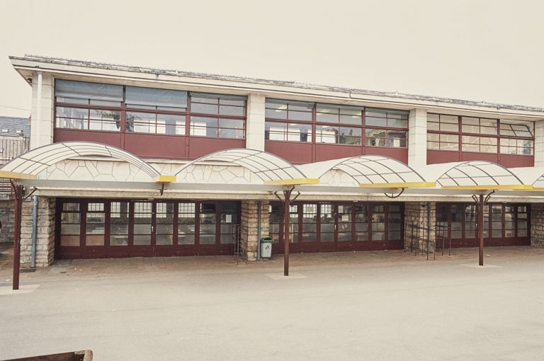 L'ancien gymnase dans lequel ont été aménagées des salles de classes (côté cour)