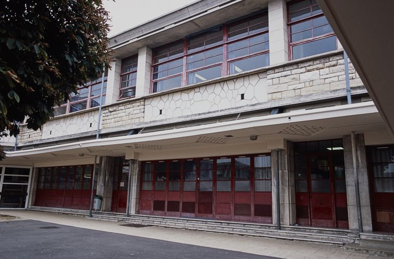 L'aile longeant le faubourg Saint-Jean, côté cour. Au rez-de-chaussée, les salles autrefois réservées à l'enseignement des arts ménagers ont été transformées en laboratoires de sciences.